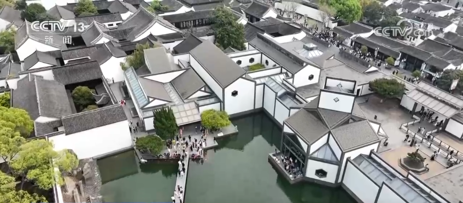 又“吸金” 小文创撬动文旅大经济瓦力游戏文创里的夏天 “圈粉”(图1) 又“吸金” 小文创撬动文旅大经济瓦力游戏文创里的夏天 “圈粉”(图1)