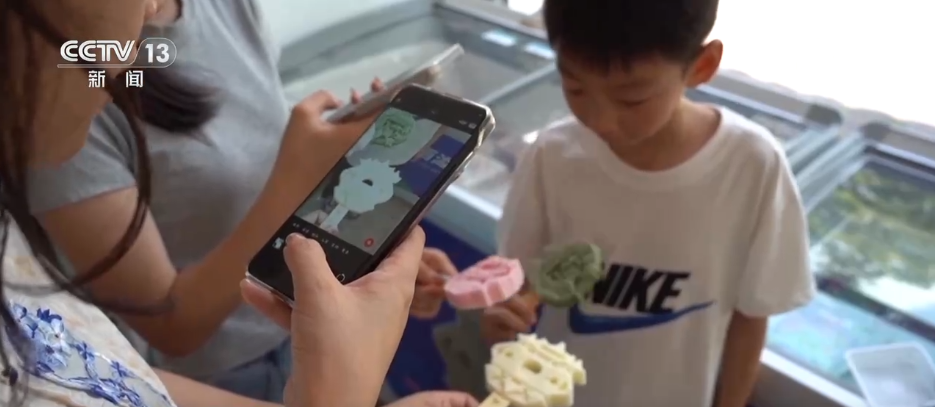 又“吸金” 小文创撬动文旅大经济瓦力游戏文创里的夏天 “圈粉”(图5) 又“吸金” 小文创撬动文旅大经济瓦力游戏文创里的夏天 “圈粉”(图5)