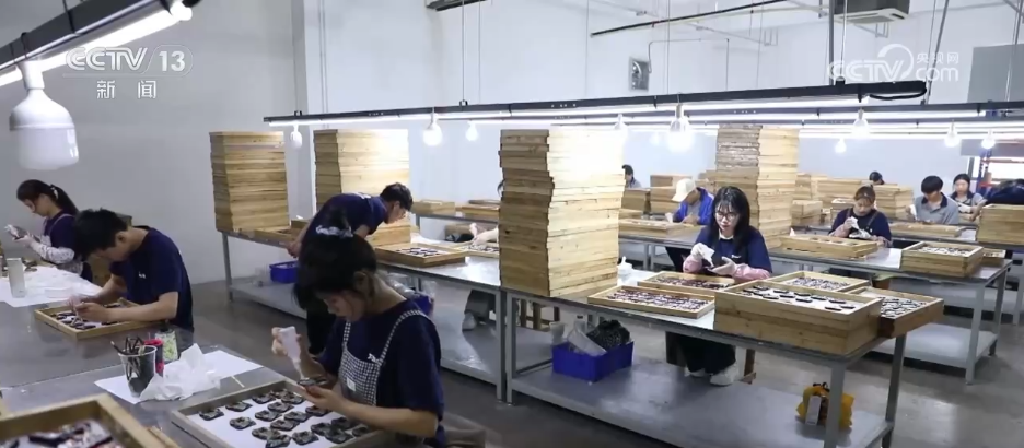 又“吸金” 小文创撬动文旅大经济瓦力游戏文创里的夏天 “圈粉”(图7) 又“吸金” 小文创撬动文旅大经济瓦力游戏文创里的夏天 “圈粉”(图7)