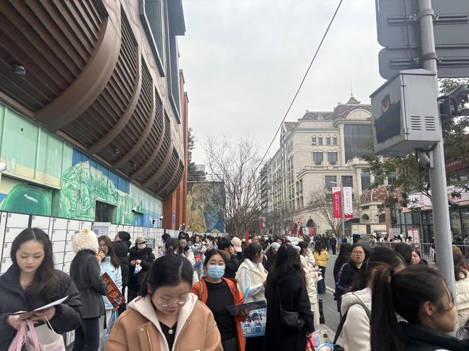 空”火锅店客流翻倍城市消费热力值拉满了瓦力棋牌成都混团世界杯 特许商品“秒(图2) 空”火锅店客流翻倍城市消费热力值拉满了瓦力棋牌成都混团世界杯 特许商品“秒(图2)