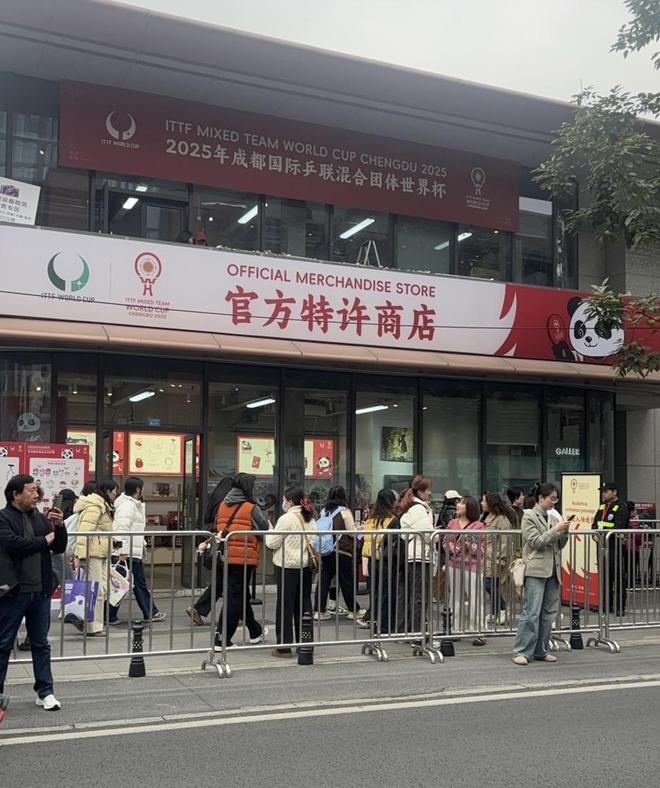 空”火锅店客流翻倍城市消费热力值拉满了瓦力棋牌成都混团世界杯 特许商品“秒(图3) 空”火锅店客流翻倍城市消费热力值拉满了瓦力棋牌成都混团世界杯 特许商品“秒(图3)